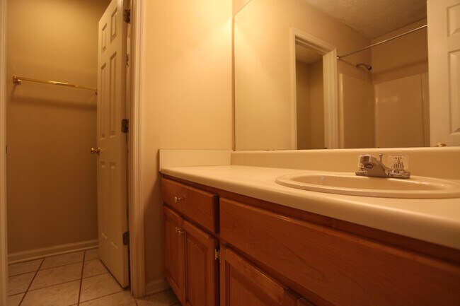 Building Photo - Duplex on Halal Court!