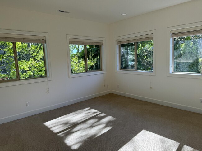Building Photo - 360 Knechtel Way NE