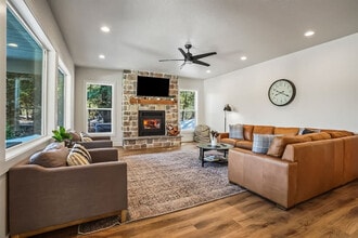 Building Photo - 1013 Yew Wood St