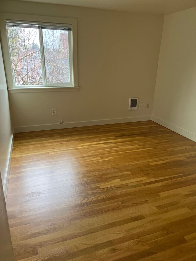 Building Photo - Spacious 2nd floor 2Bd Fireplace Hardwoods...