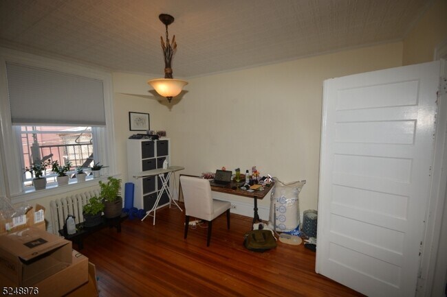 Building Photo - 598 Valley Rd