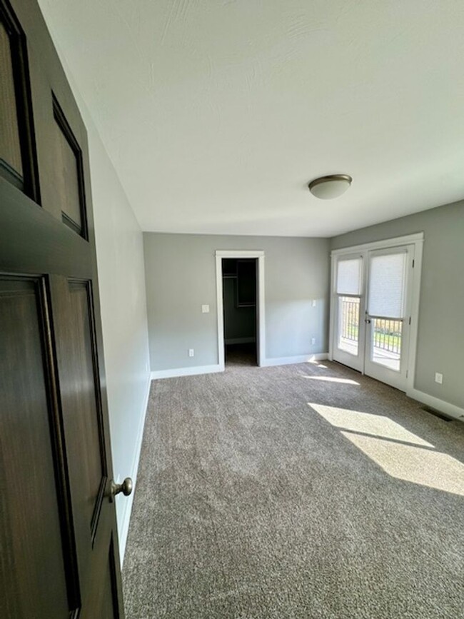 Building Photo - 3 Bedroom, 2 1/2 Bathroom Townhouse -2 wee...