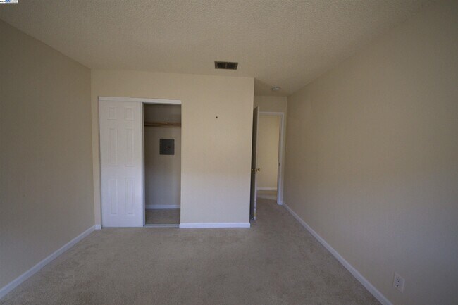 Building Photo - 1214 Sycamore Dr