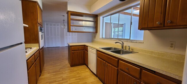 Building Photo - 1329 Fairfield Dr