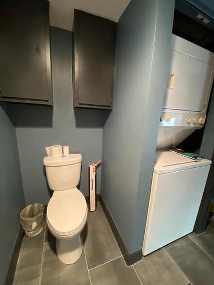 Building Photo - 917 Vose Dr