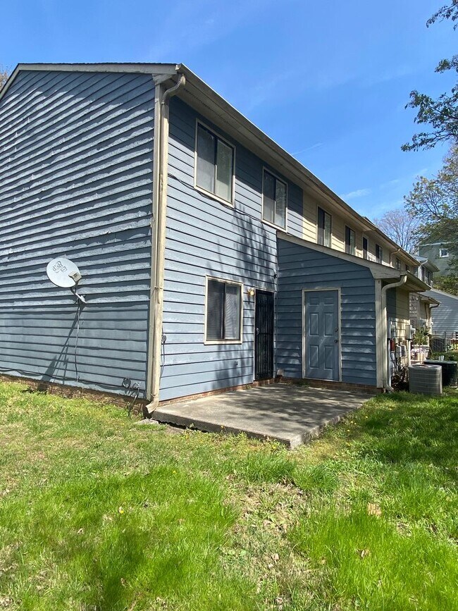 Building Photo - 2 bedroom, 1.5 bath end unit Townhouse near Forest Hills Shopping Center and Downtown Durham NC