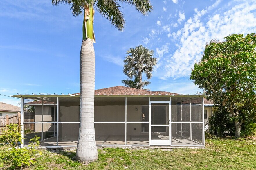Building Photo - 4510 SW 7th Ave