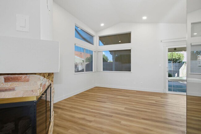 Building Photo - STUNNING DESERT SHORES MINUTES FROM THE LAKES!!!