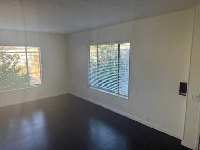 Building Photo - Charming 2BD/2BA Home in Sought-After Camarillo Springs Community!