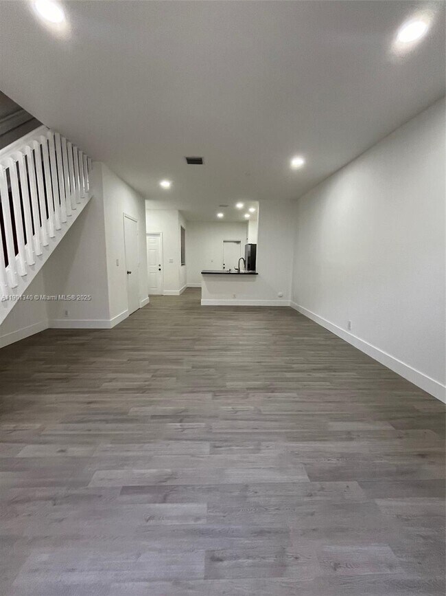 Building Photo - 2216 Ensenada Terrace