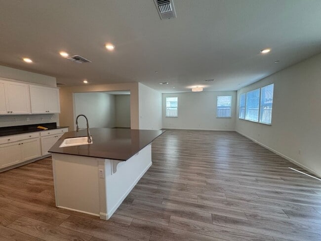 Building Photo - Beautiful, Single Story 3 Bedroom Home in ...