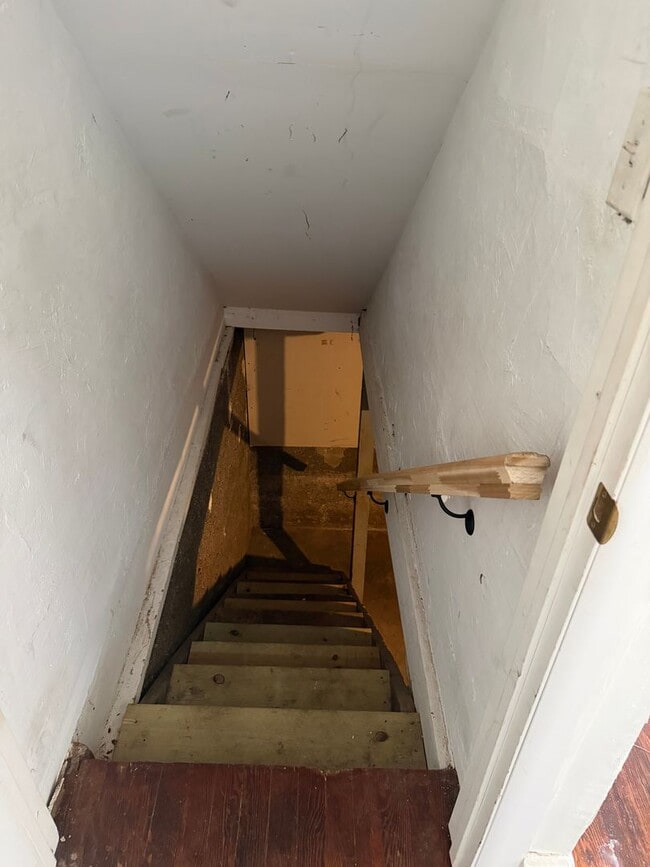 Building Photo - Spacious Duplex