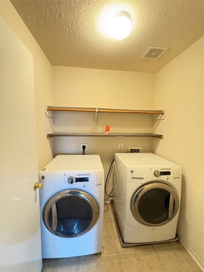 Building Photo - 2679 Cypressvine Dr