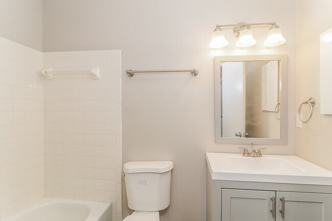 Building Photo - Stunning 3 Bedroom with Spacious Backyard