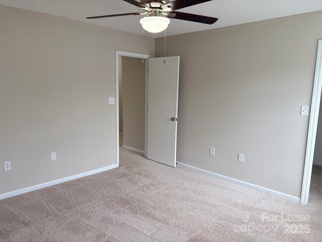 Building Photo - 2303 Highland Park Dr