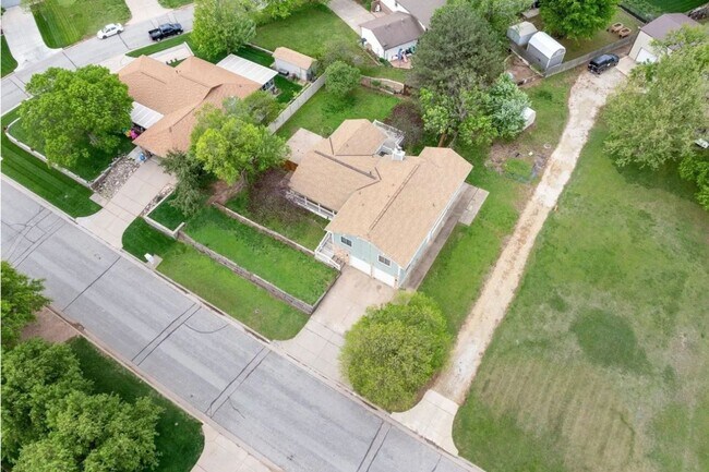 Building Photo - HUGE 4 Bedroom, 3.5 Bathroom!