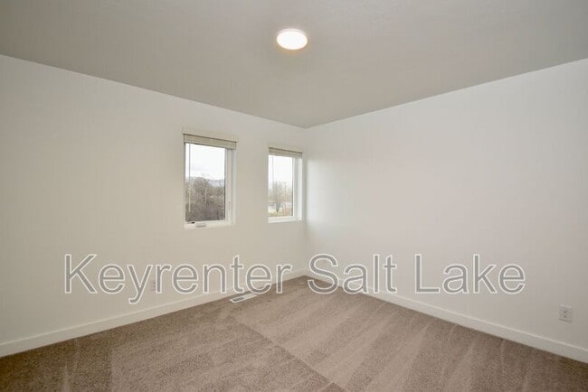 Building Photo - 1590 S 900 W