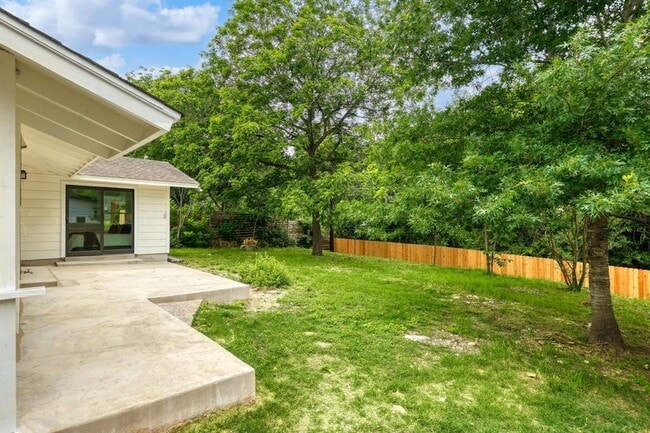 Building Photo - 3300 Catalina Dr