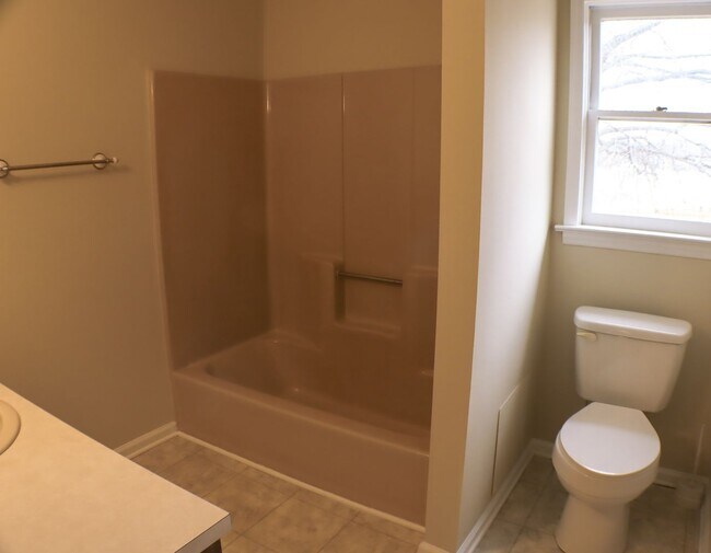 Building Photo - Lovely 5 bedroom, 2 bathroom brick home in Reidsville