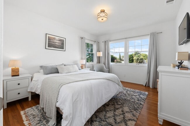 Building Photo - Charming La Jolla Beach Cottage