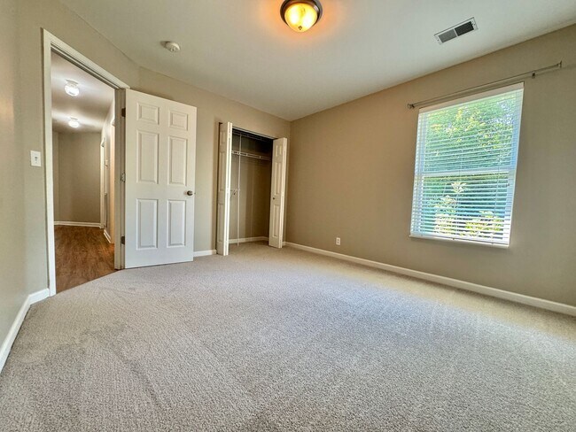 Building Photo - 3 Bed, 2 Offices, 2.5 Bath w/ 2 Car Garage in McKays Mill
