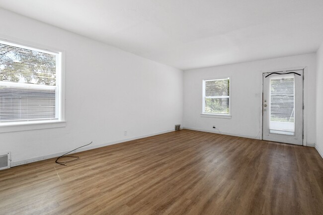 Building Photo - Move-in-Ready 2 bed 1 bath Section 8 Renta...