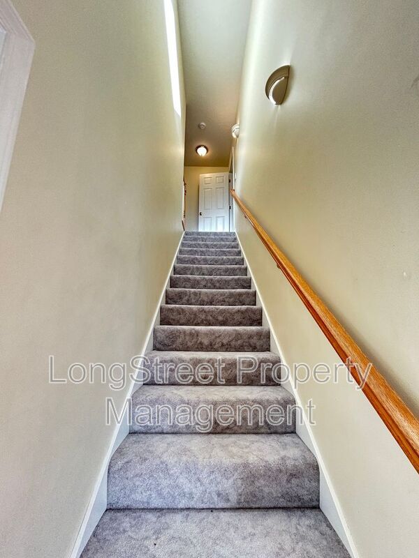 Building Photo - 852 Marilyn Dr