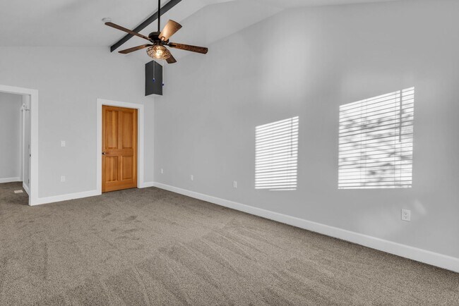 Building Photo - Top Floor Crestview Condo