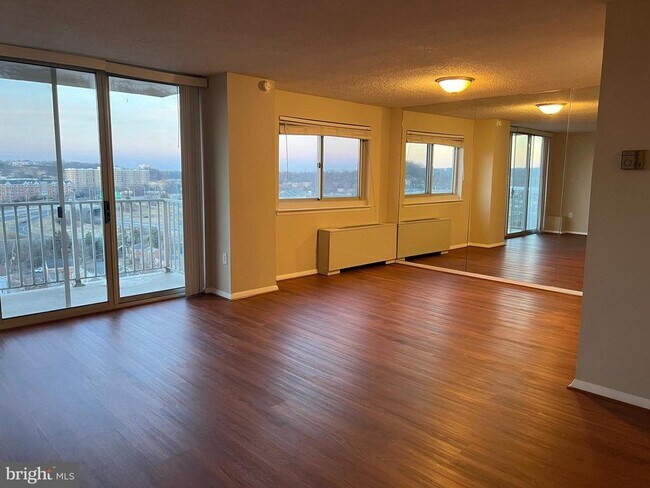 Building Photo - 1225 Martha Custis Dr