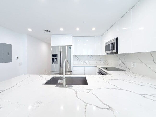 Building Photo - 1300 Brickell Bay Dr