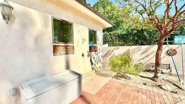 Building Photo - Amazing Location & Beautiful Country Livin...
