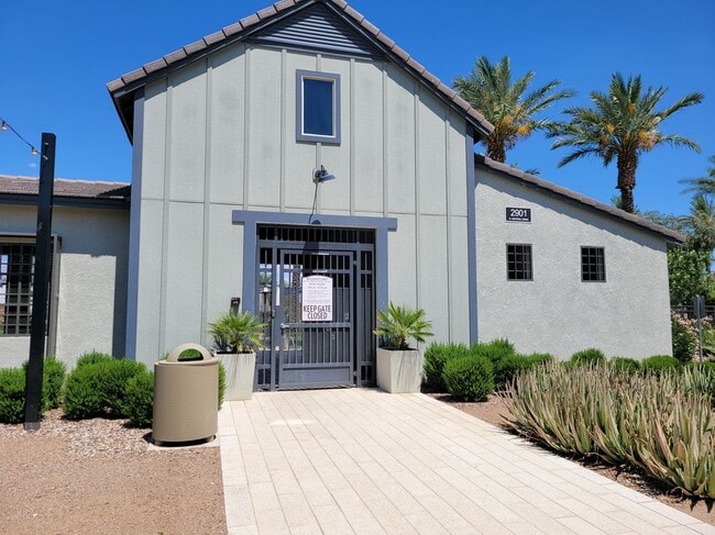 Building Photo - 2754 S Apache Dr