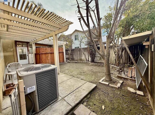 Building Photo - 3017 Roslyn Dr