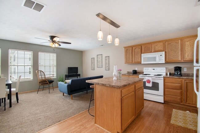 Building Photo - Clean Northwest 2 bed 2 Bath 2 Car Garage ...