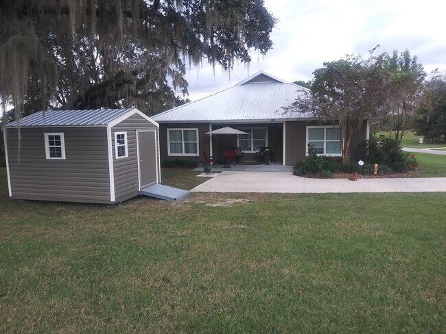 Building Photo - 172 SW Jewel Lake Dr