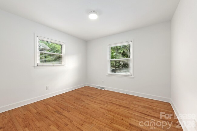 Building Photo - 1129 Eastview Dr