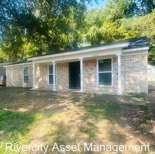 Building Photo - A Must See!!!!! Section 8 Friendly & Ready...