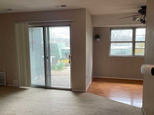 Building Photo - 400 Meadowview Ln