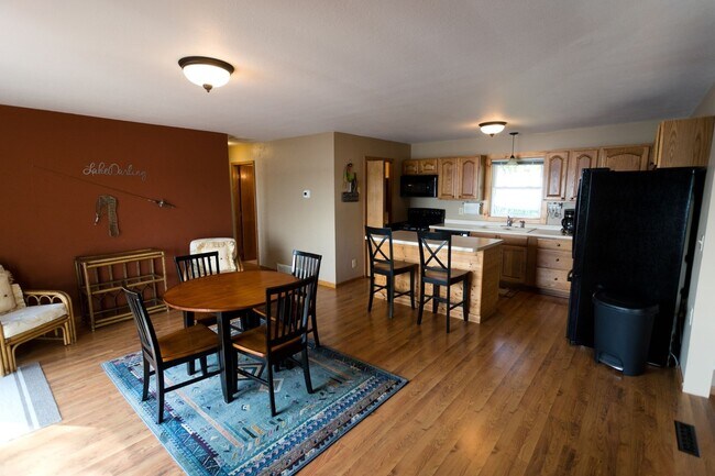Building Photo - Furnished 2 Bedroom Home for Rent on Lake ...