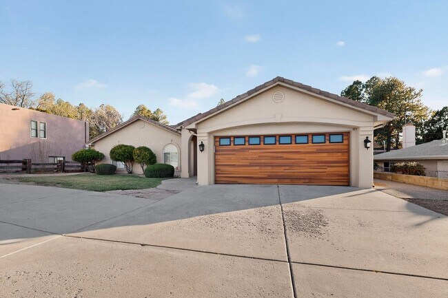 Building Photo - FOUR HILLS Executive Rental 4/5 BD 4/BA