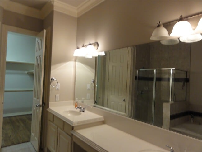 Building Photo - 3211 Holly Crossing Dr