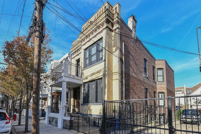 Building Photo - 722 27th St
