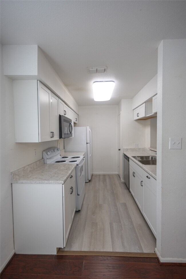 Building Photo - 8100 Cambridge St