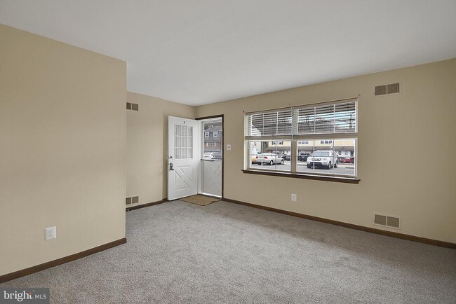 Building Photo - 602 Country Ln