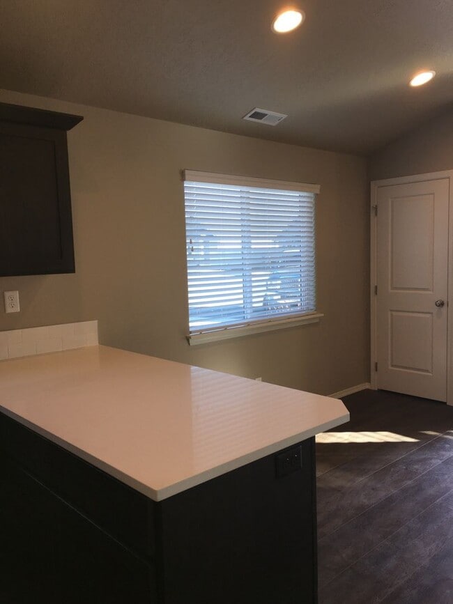 Building Photo - 3 Bedroom / 2 Bathroom Home in SW Redmond
