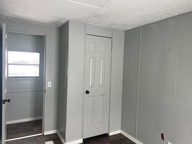 Building Photo - Country living with spacious front and backyard - 3 beds/ 2bath available now