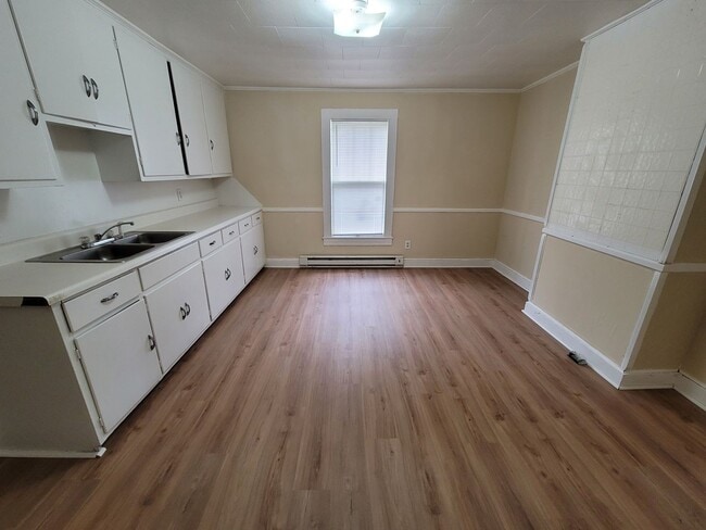 Building Photo - Cute 2 BR House