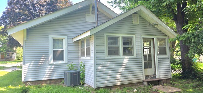 Building Photo - 2 bedroom/1 bathroom for $850!