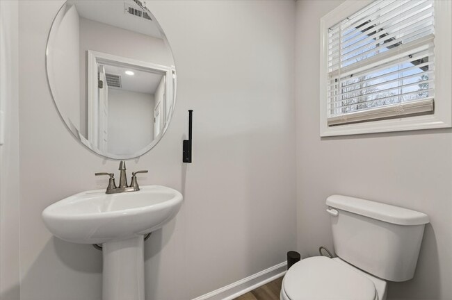 Building Photo - 409 Hillside Dr