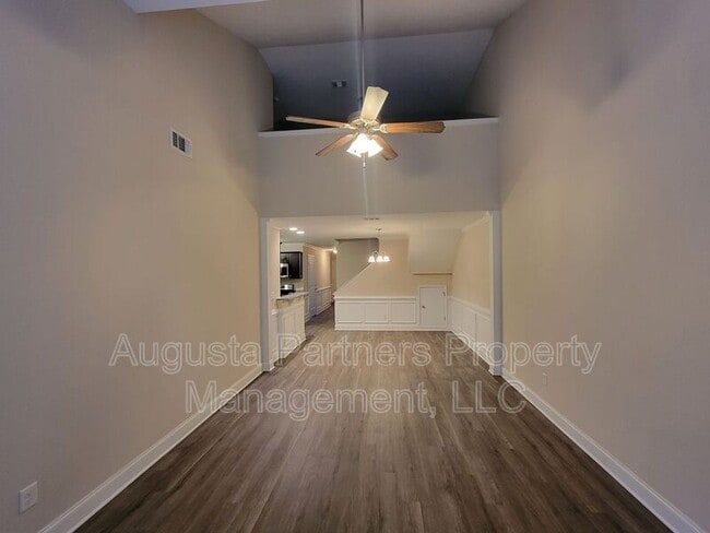 Building Photo - 640 Vista Dr